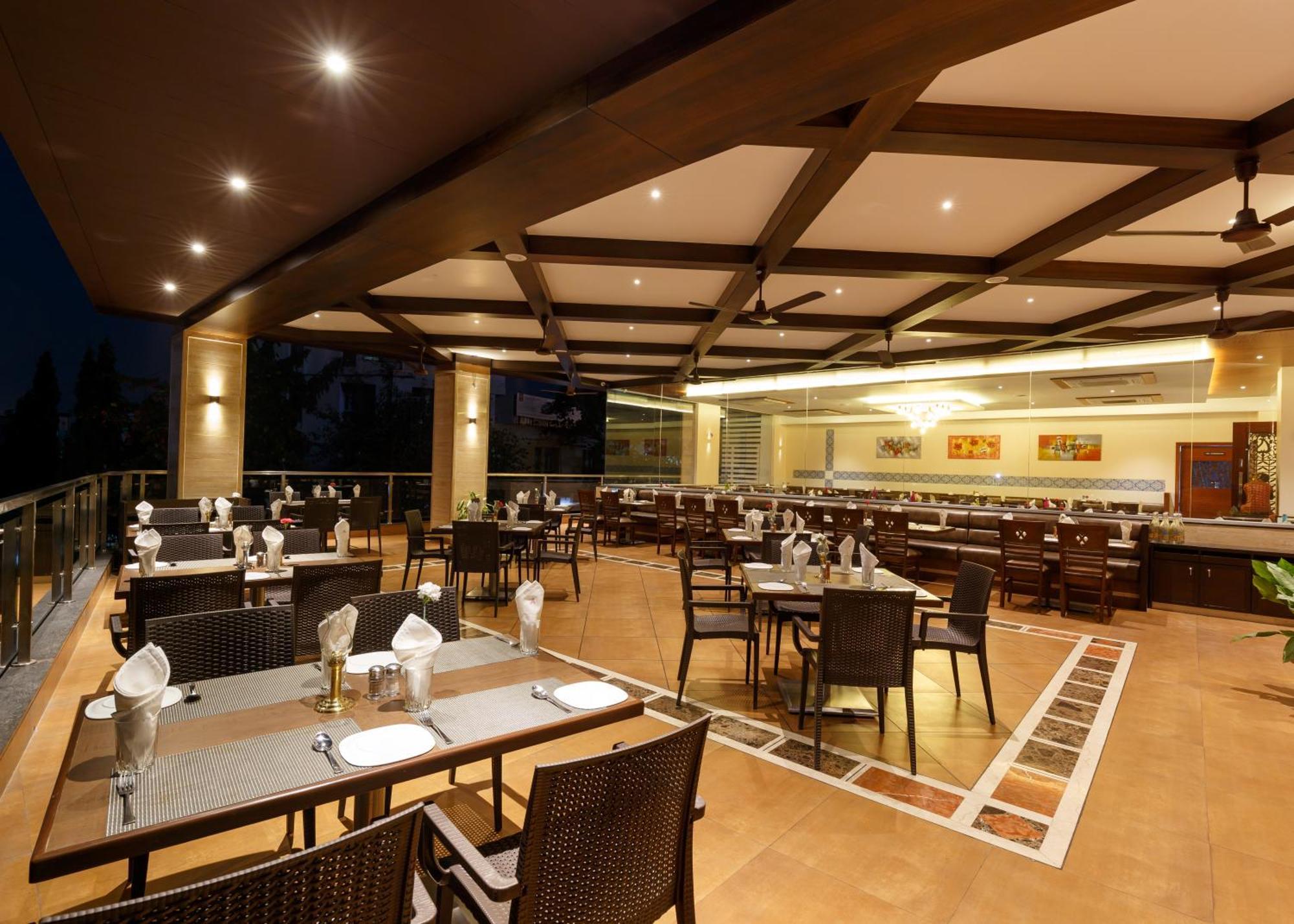 Hotel Ayodhya Kolhapur Exteriör bild