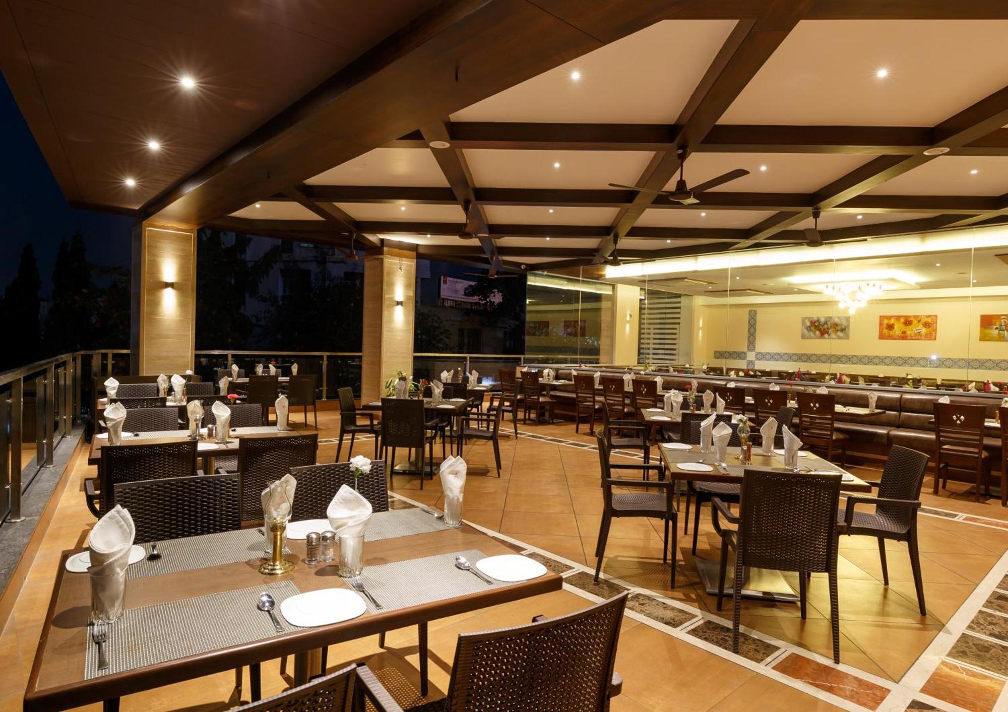 Hotel Ayodhya Kolhapur Exteriör bild