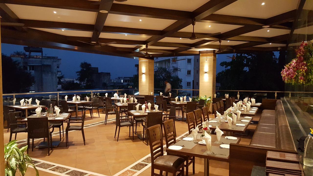 Hotel Ayodhya Kolhapur Exteriör bild