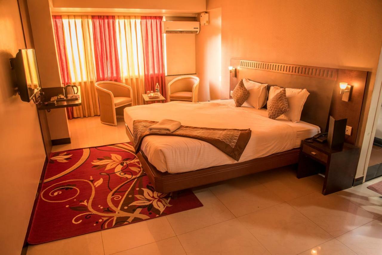 Hotel Ayodhya Kolhapur Exteriör bild
