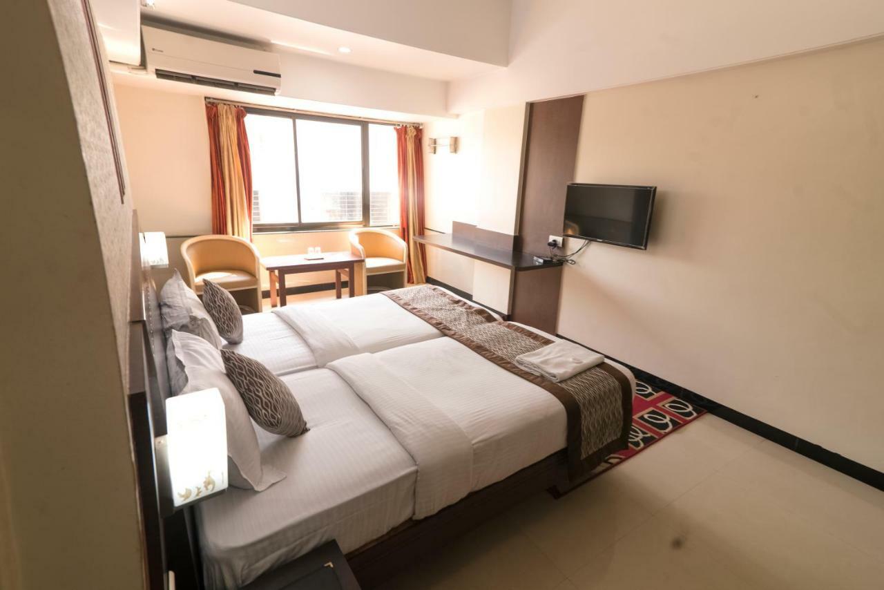 Hotel Ayodhya Kolhapur Exteriör bild
