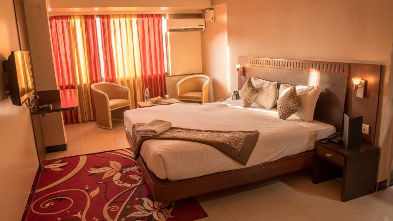 Hotel Ayodhya Kolhapur Exteriör bild