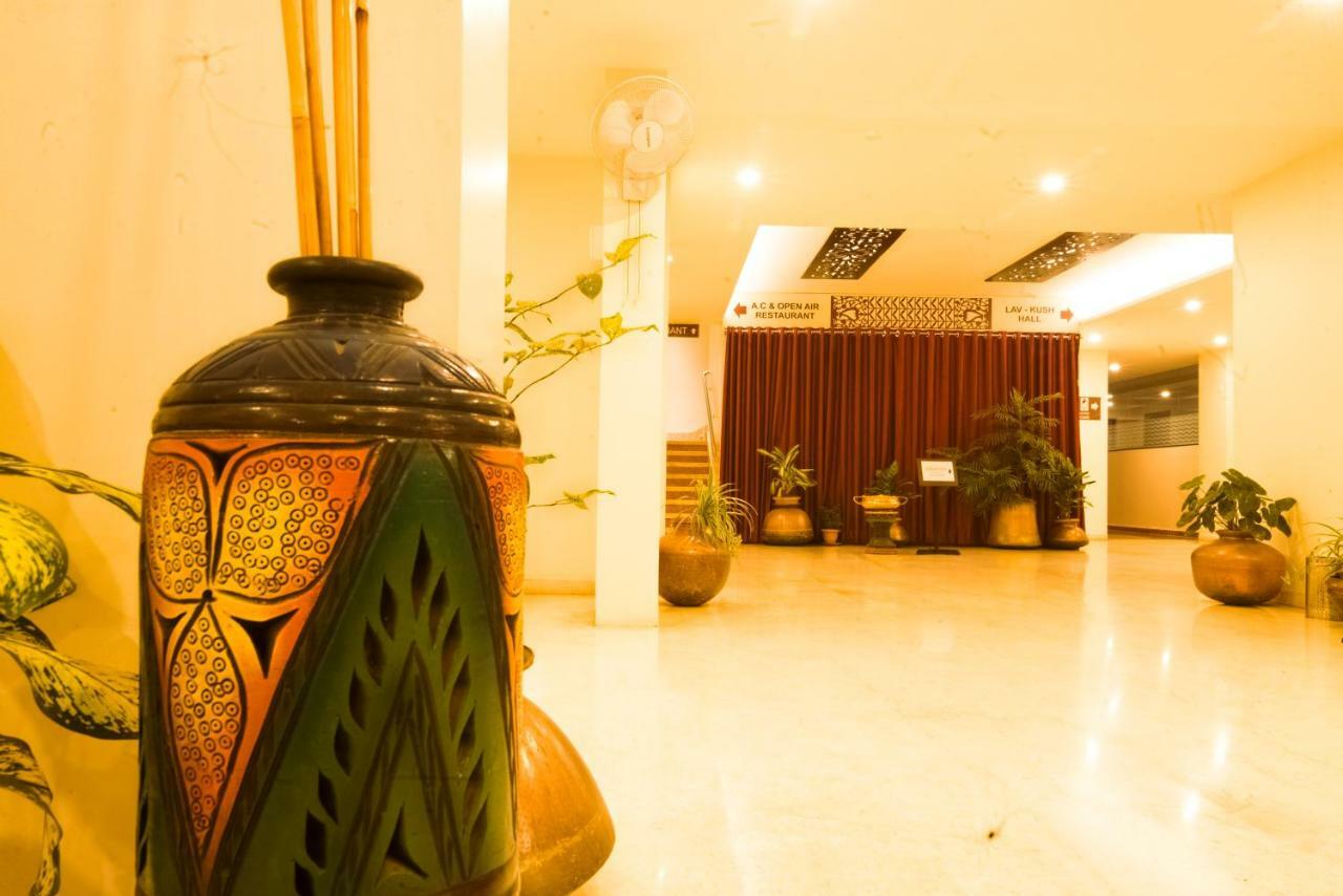 Hotel Ayodhya Kolhapur Exteriör bild