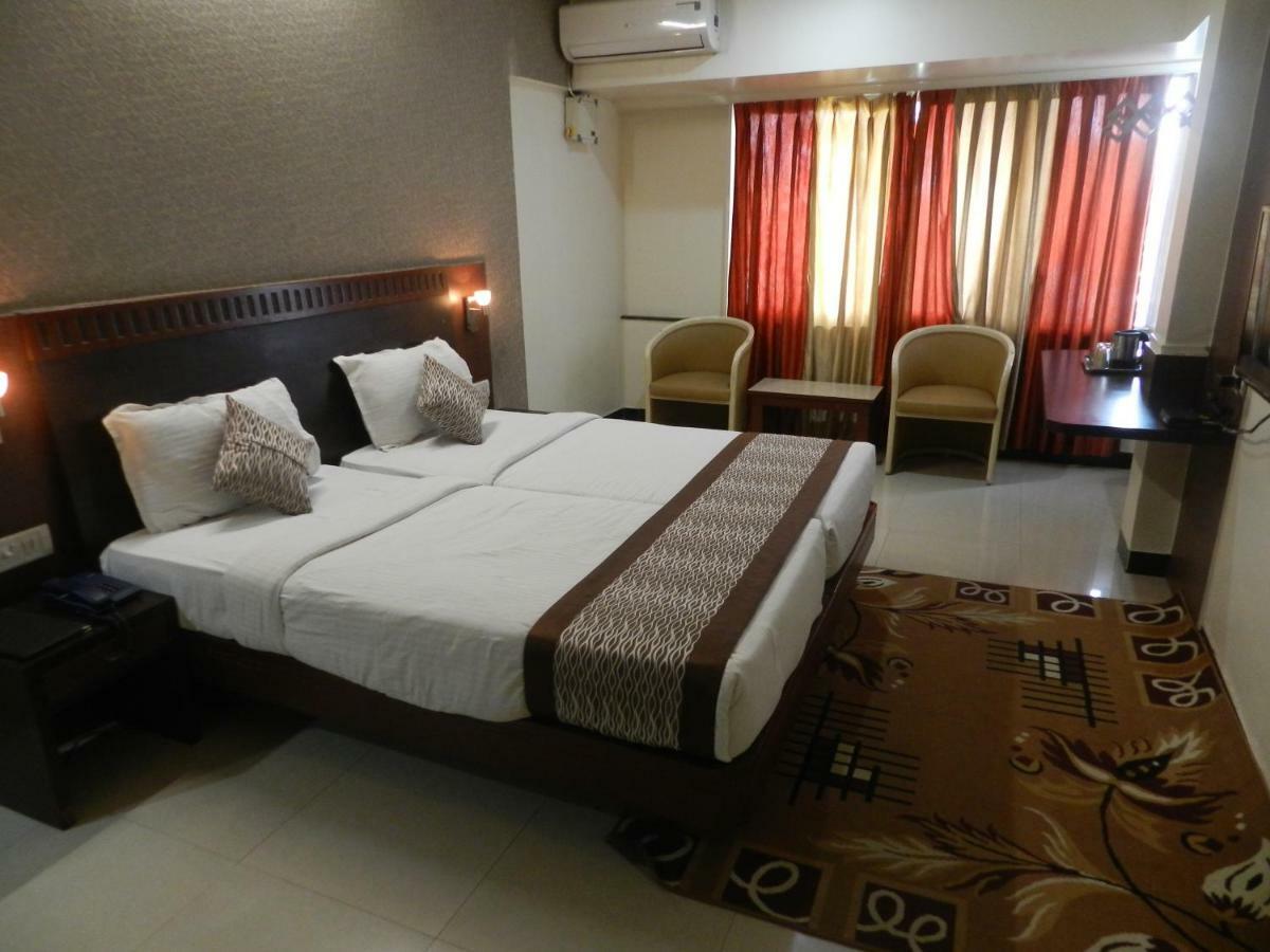 Hotel Ayodhya Kolhapur Exteriör bild