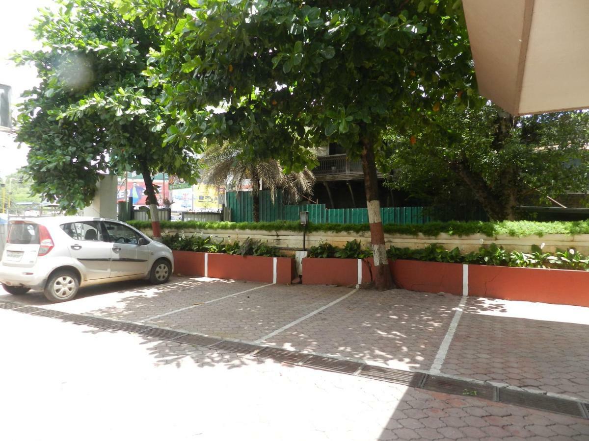 Hotel Ayodhya Kolhapur Exteriör bild