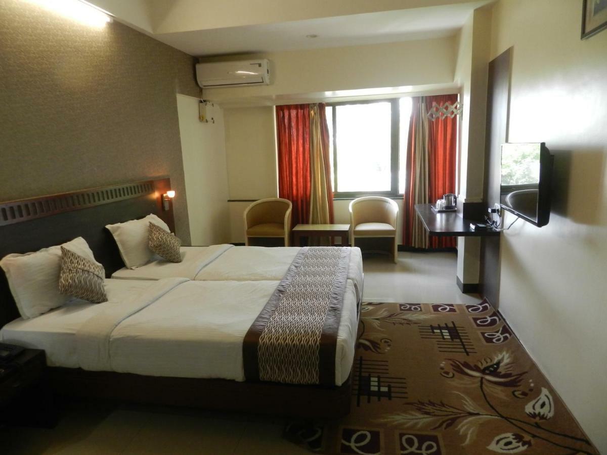 Hotel Ayodhya Kolhapur Exteriör bild