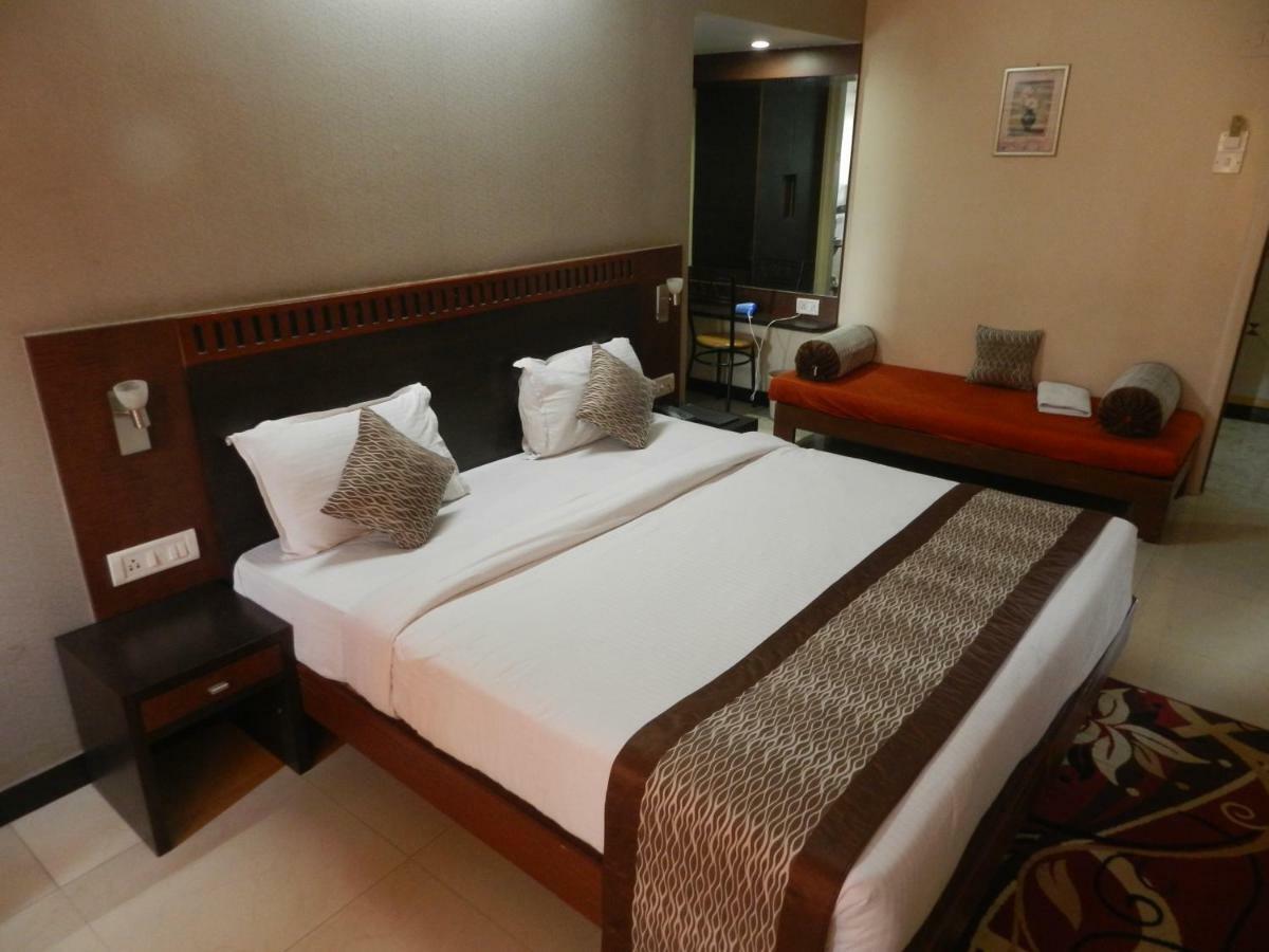 Hotel Ayodhya Kolhapur Exteriör bild