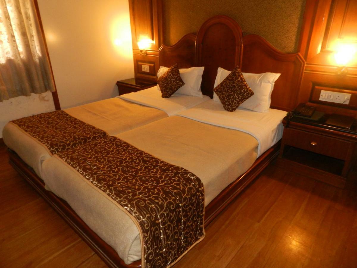 Hotel Ayodhya Kolhapur Exteriör bild