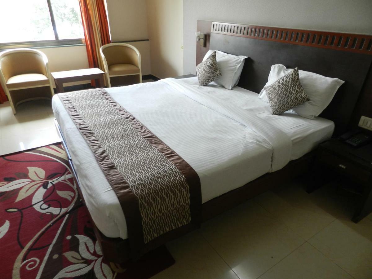 Hotel Ayodhya Kolhapur Exteriör bild