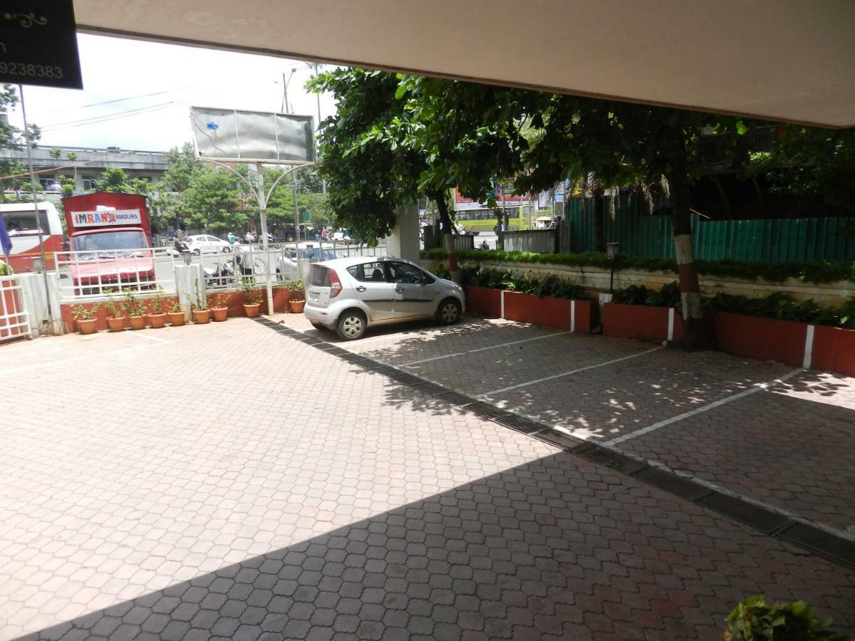 Hotel Ayodhya Kolhapur Exteriör bild